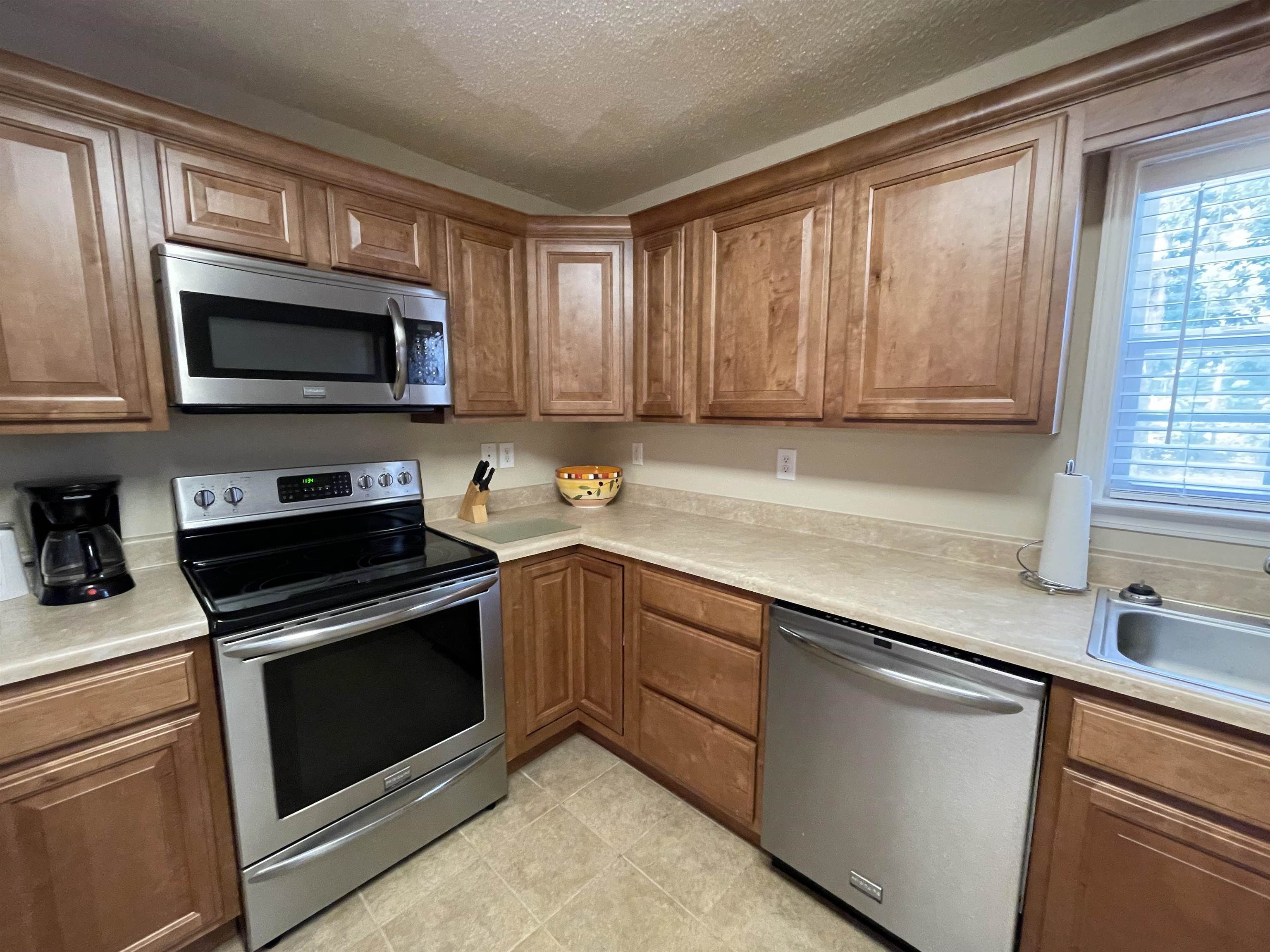 5287 Florida Avenue Orange Beach, AL 36561 - Photo 6 of 25 KItchen Cabinets closeup