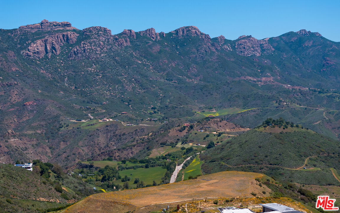 9522 Cotharin Road Malibu, CA 90265 - Photo 5 of 25 a view of a dry yard