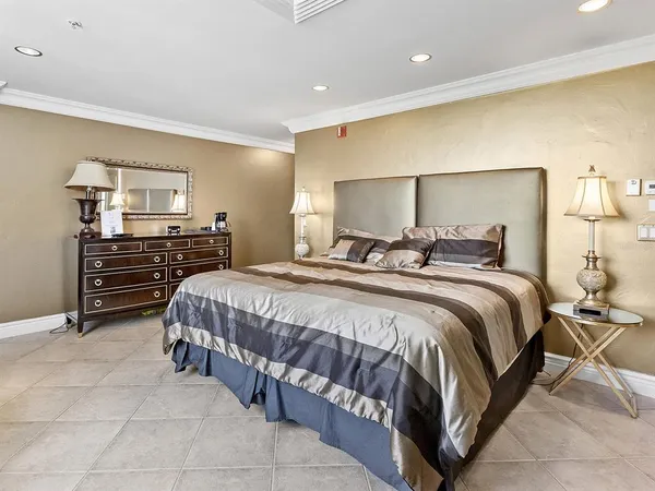 $1,550,000 | 1233 North Gulfstream Avenue, Unit 401, Sarasota, FL 34236