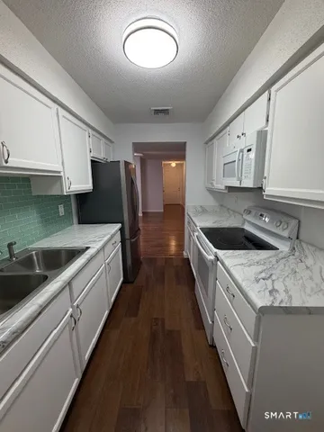 $1,900 | 2 Concorde Way, Unit A4, Windsor Locks, CT 06096