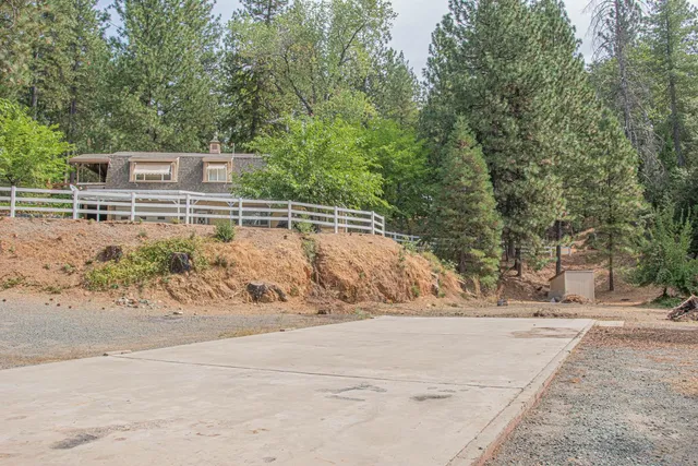 a view of a pathway with a yard