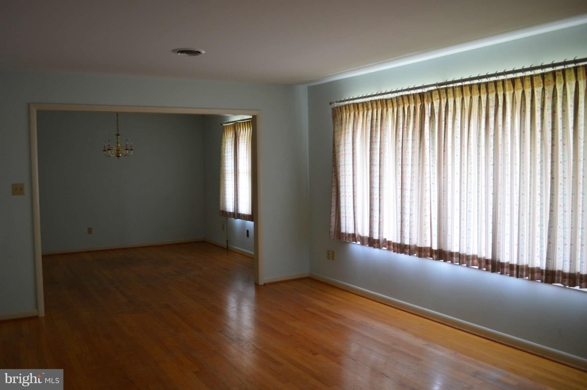 22840 Stevenson Road Smithsburg, MD 21783 - Photo 6 of 9 Living Room