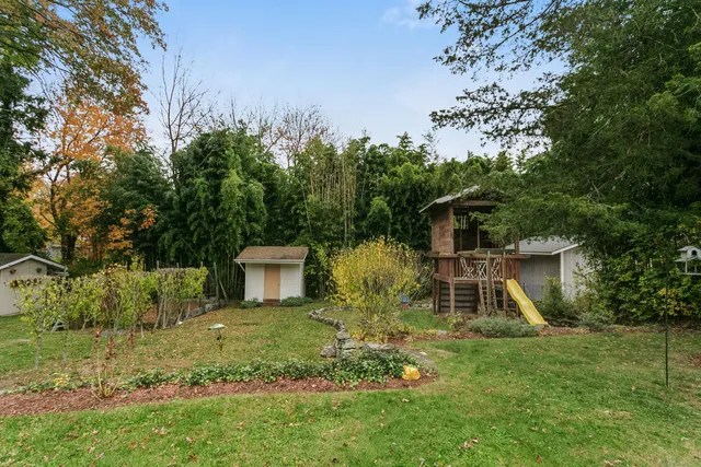 a view of a house with backyard