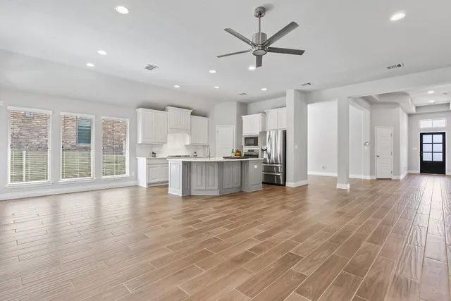 a view of a house with backyard and garden