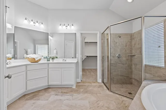 a view of empty room with a ceiling fan