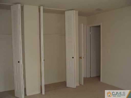 110 Woodbury Road Edison, NJ 08820 - Photo 5 of 8