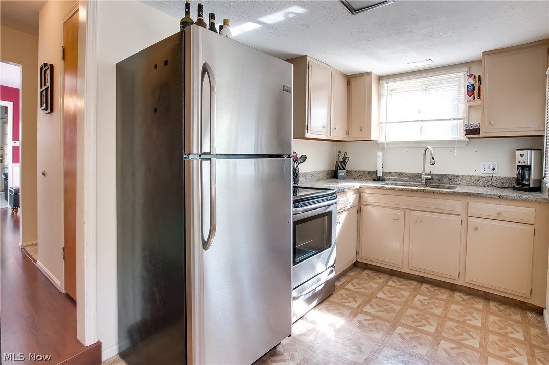 5384 Summit Road Lyndhurst, OH 44124 - Photo 5 of 30 Kitchen with granite!