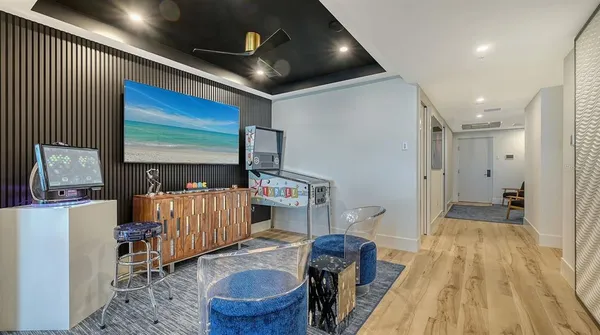 a very nice looking room with a chair