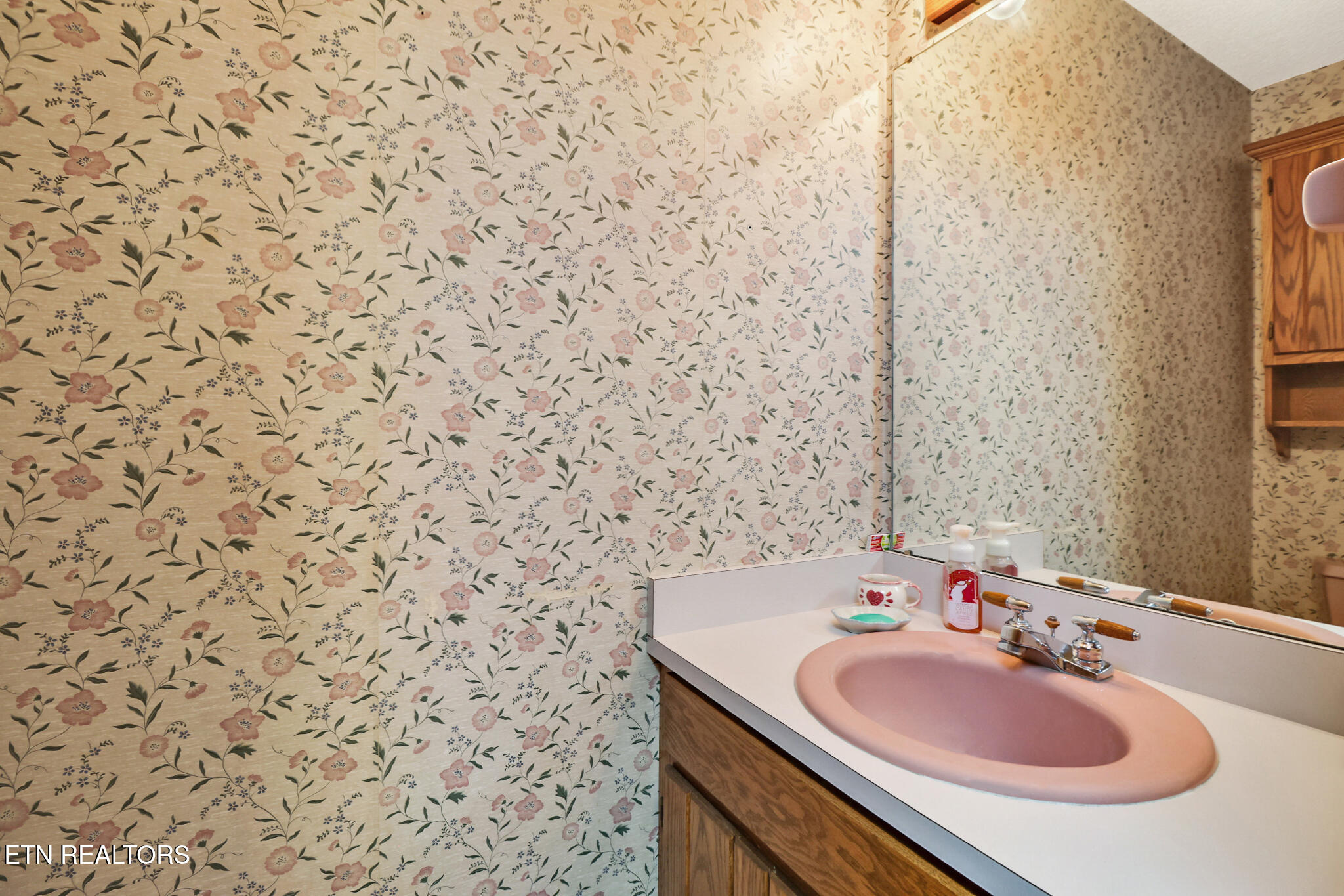 170 Baltusrol Road Fairfield Glade, TN 38558 - Photo 13 of 31 28-HallBath