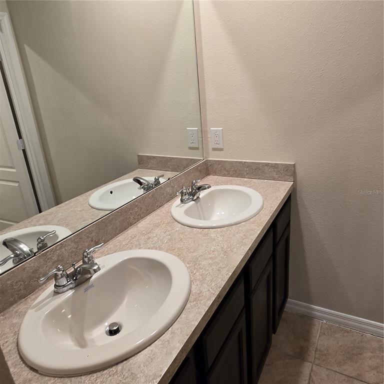 814 Sun Burst Road Winter Haven, FL 33880 - Photo 35 of 48 a bathroom with a sink and a mirror