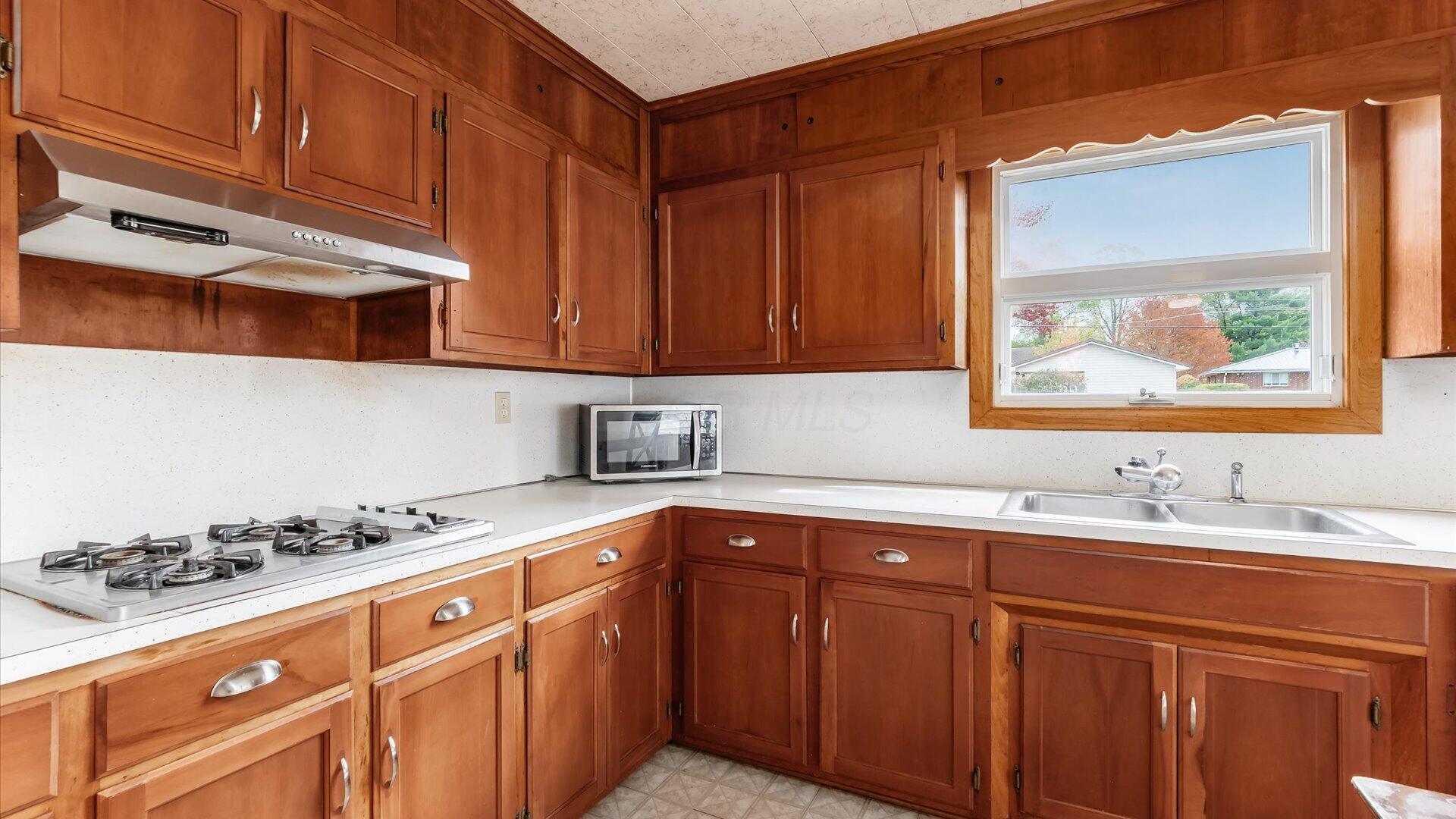 3250 Dale Road Zanesville, OH 43701 - Photo 16 of 27 Lots of cabinet space