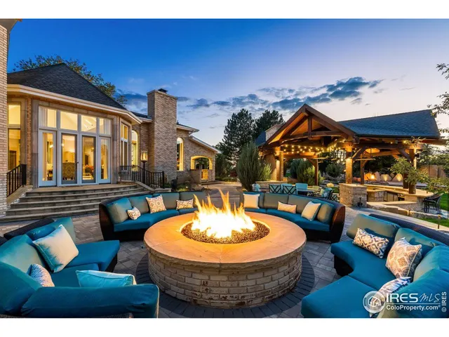 a view of a house with backyard