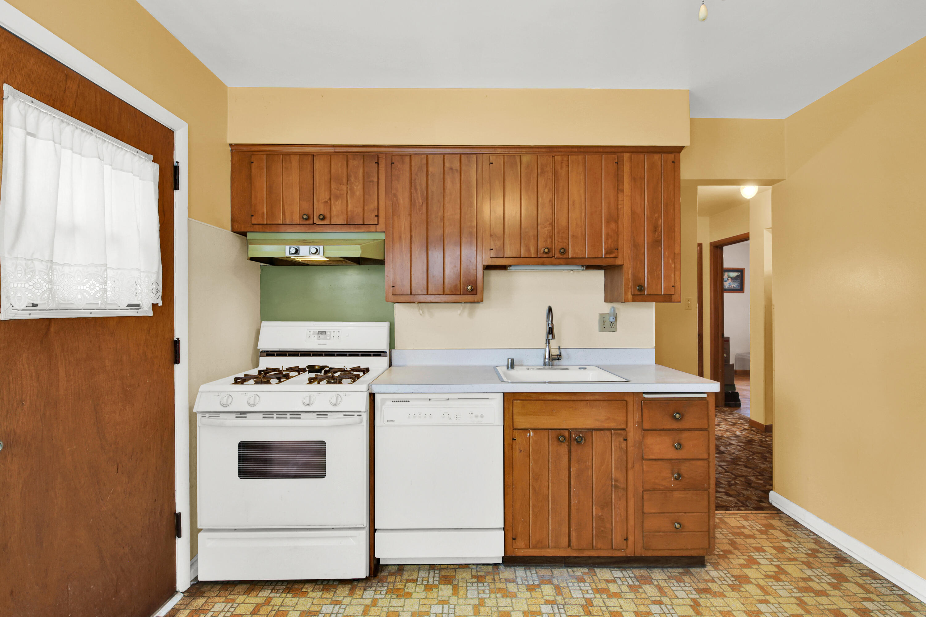 4853 North 90th Street Milwaukee, WI 53225 - Photo 4 of 26 4853 n 90th st-10