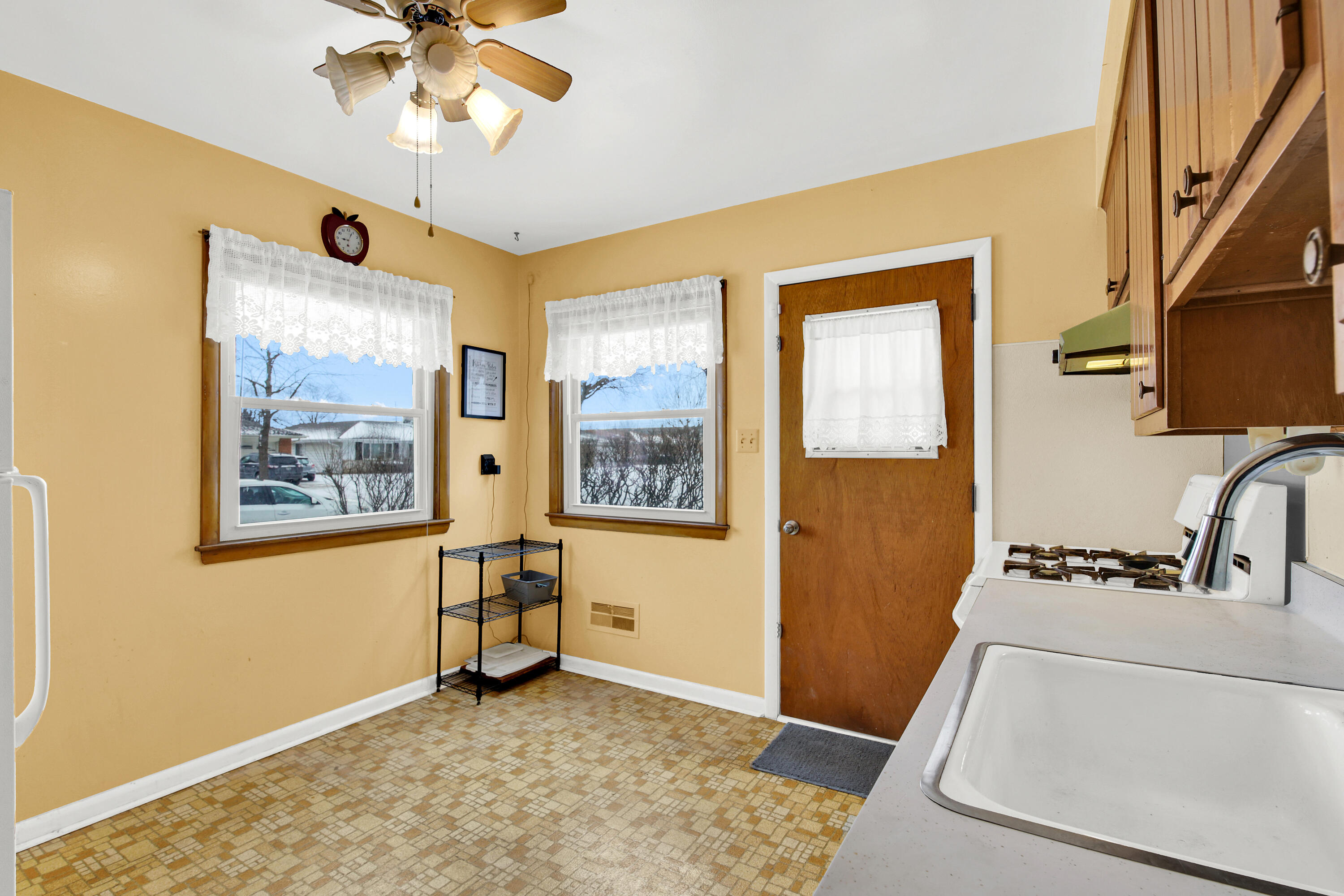 4853 North 90th Street Milwaukee, WI 53225 - Photo 5 of 26 4853 n 90th st-9