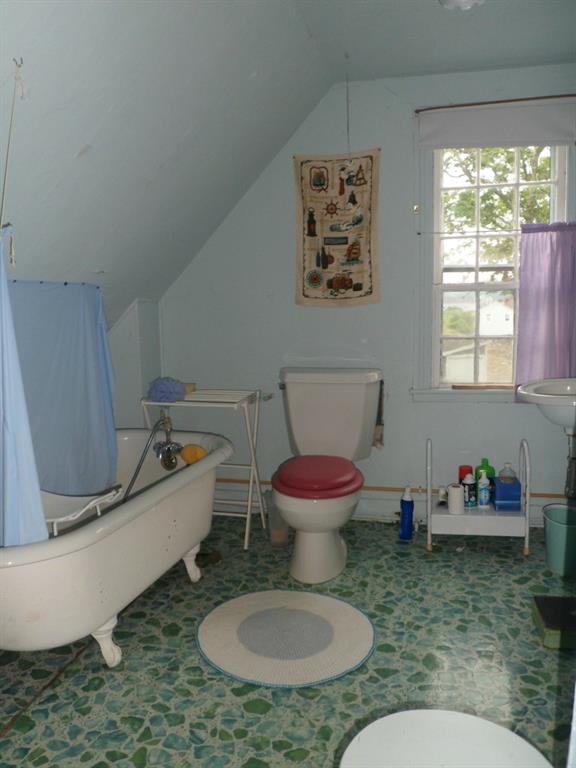 10 Lane's Island Road Vinalhaven, ME 04863 - Photo 12 of 14 Upstairs bathroom.