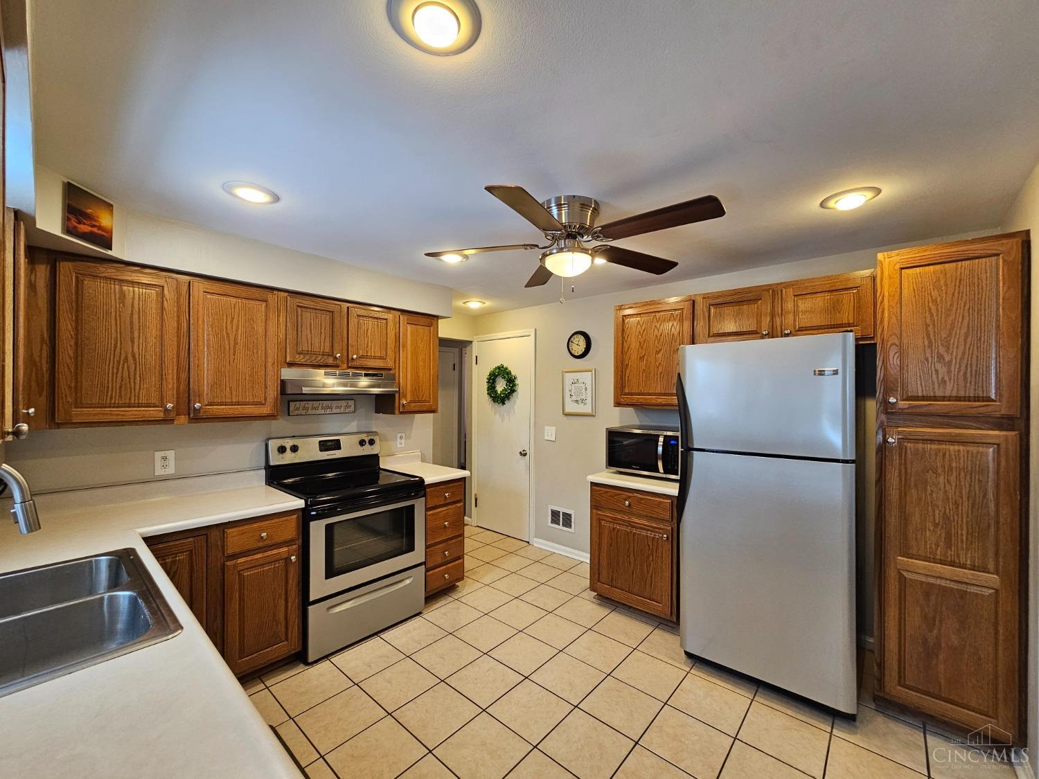 3426 Rocker Drive Cincinnati, OH 45239 - Photo 10 of 37