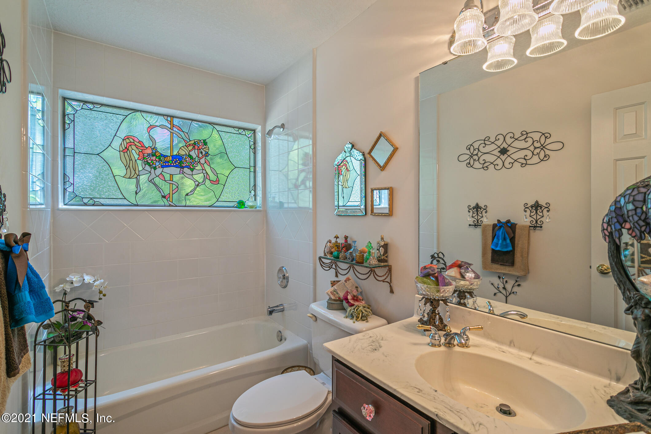 2718 Starratt Road Jacksonville, FL 32226 - Photo 34 of 83 Hall Bath with Stained Glass Window