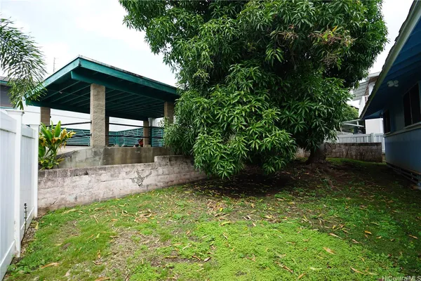a view of a house with backyard and garden
