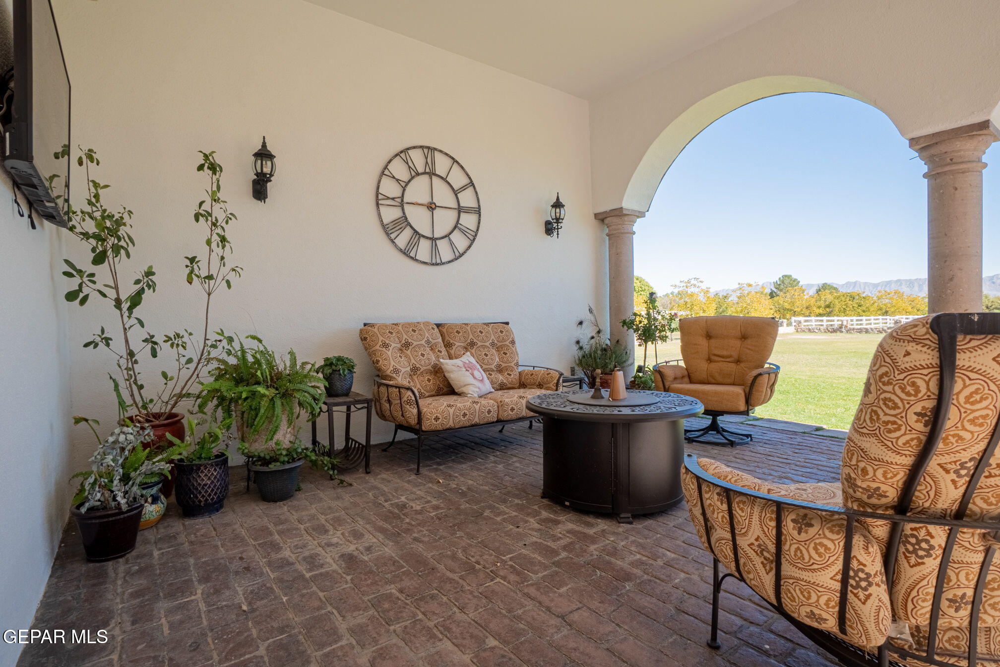 6750 Gato Road El Paso, TX 79932 - Photo 4 of 43 a living room with furniture and a potted plant
