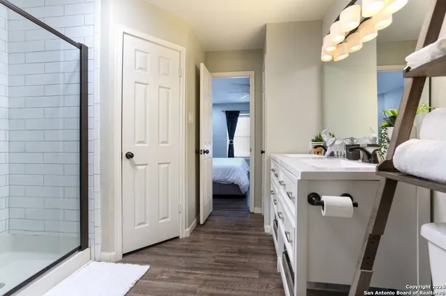 a en suite bathroom with a double vanity sink and a mirror