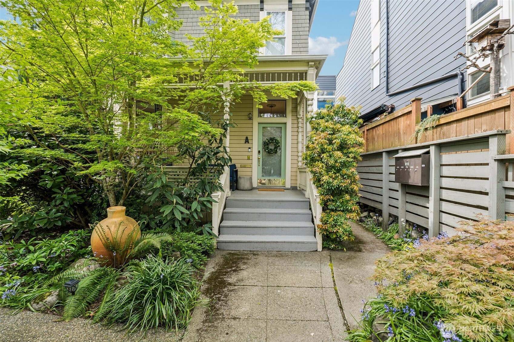 917 18th Avenue, Unit A Seattle, WA 98122 - Photo 2 of 33