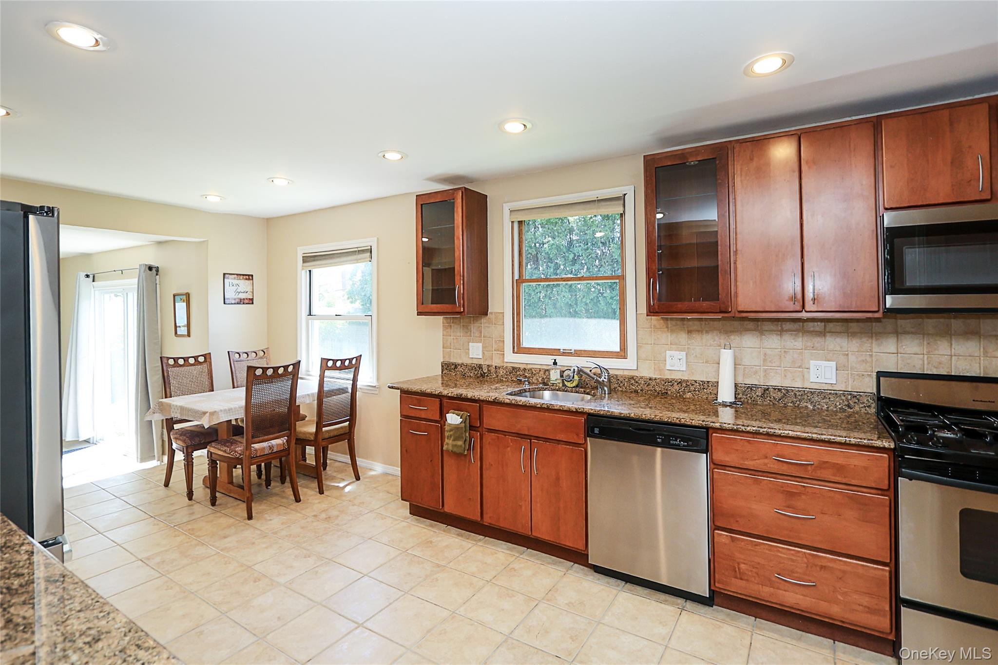 14 Bradford Road Plainview, NY 11803 - Photo 13 of 32