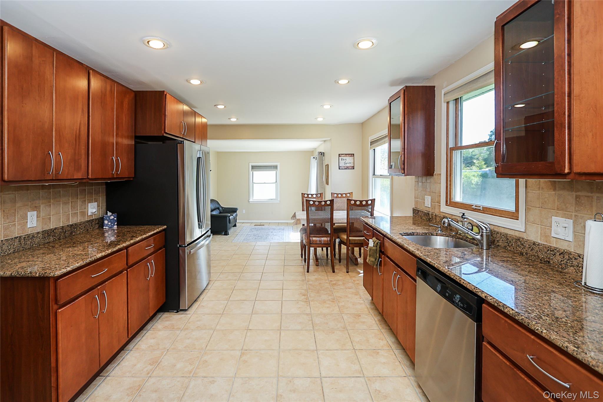 14 Bradford Road Plainview, NY 11803 - Photo 14 of 32