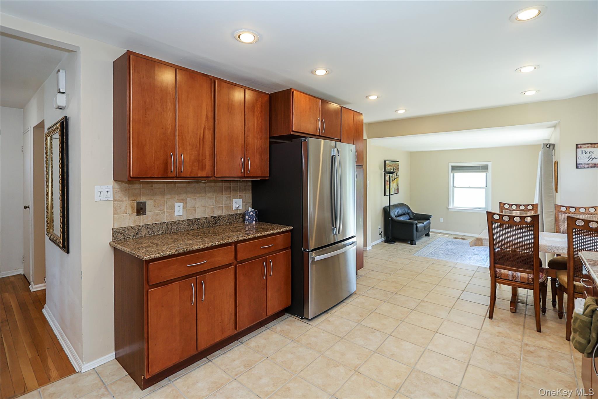 14 Bradford Road Plainview, NY 11803 - Photo 15 of 32