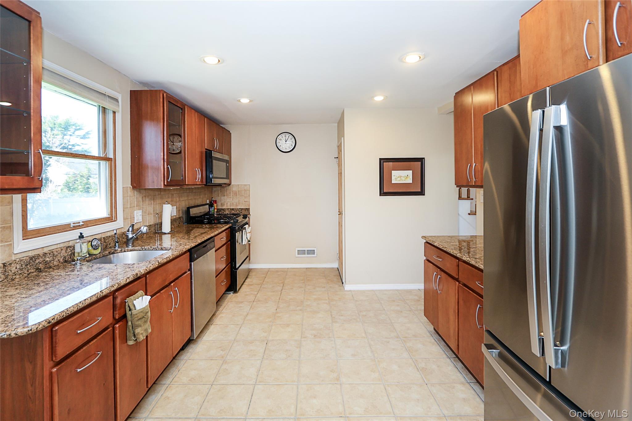 14 Bradford Road Plainview, NY 11803 - Photo 16 of 32