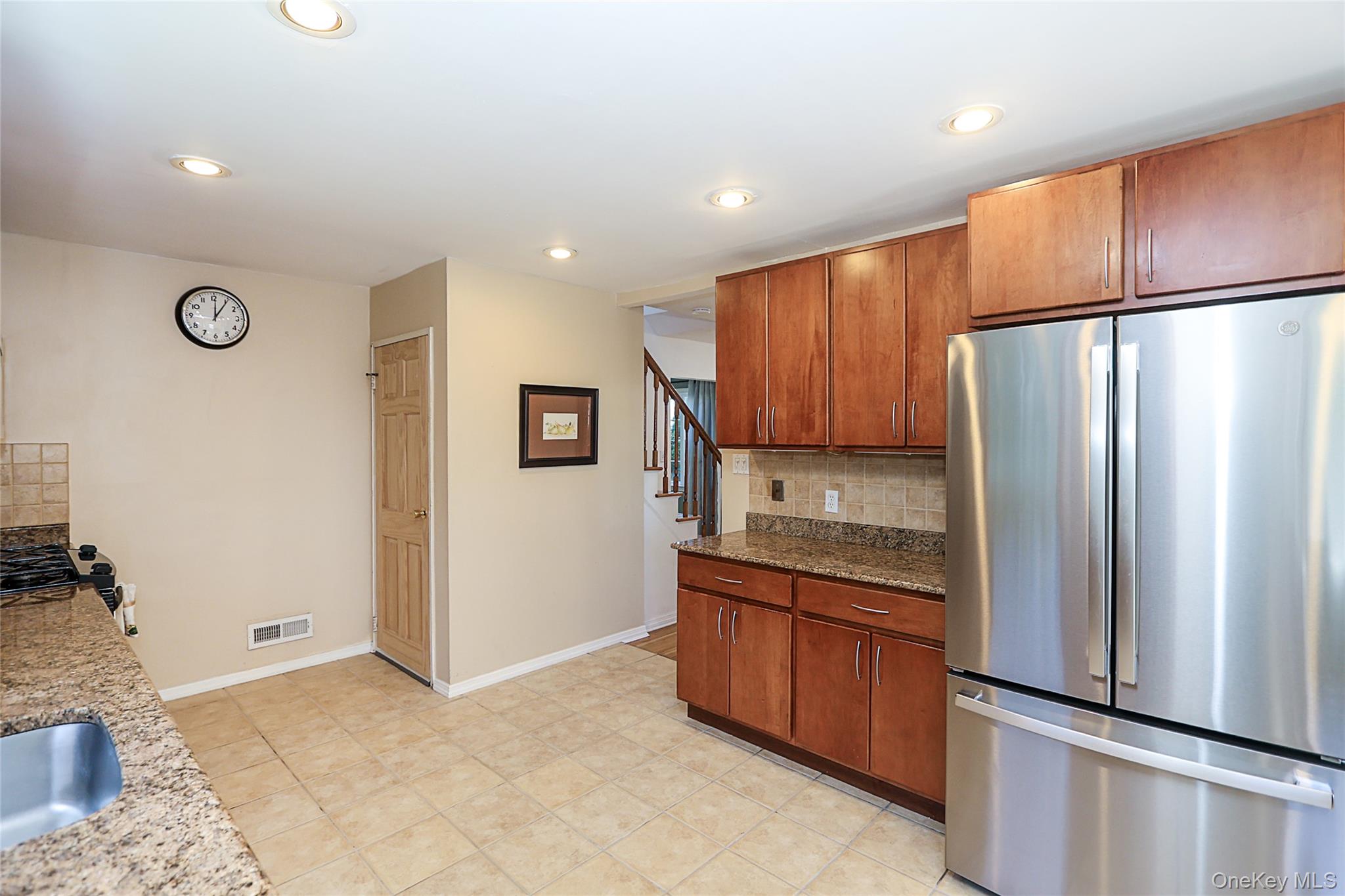 14 Bradford Road Plainview, NY 11803 - Photo 17 of 32