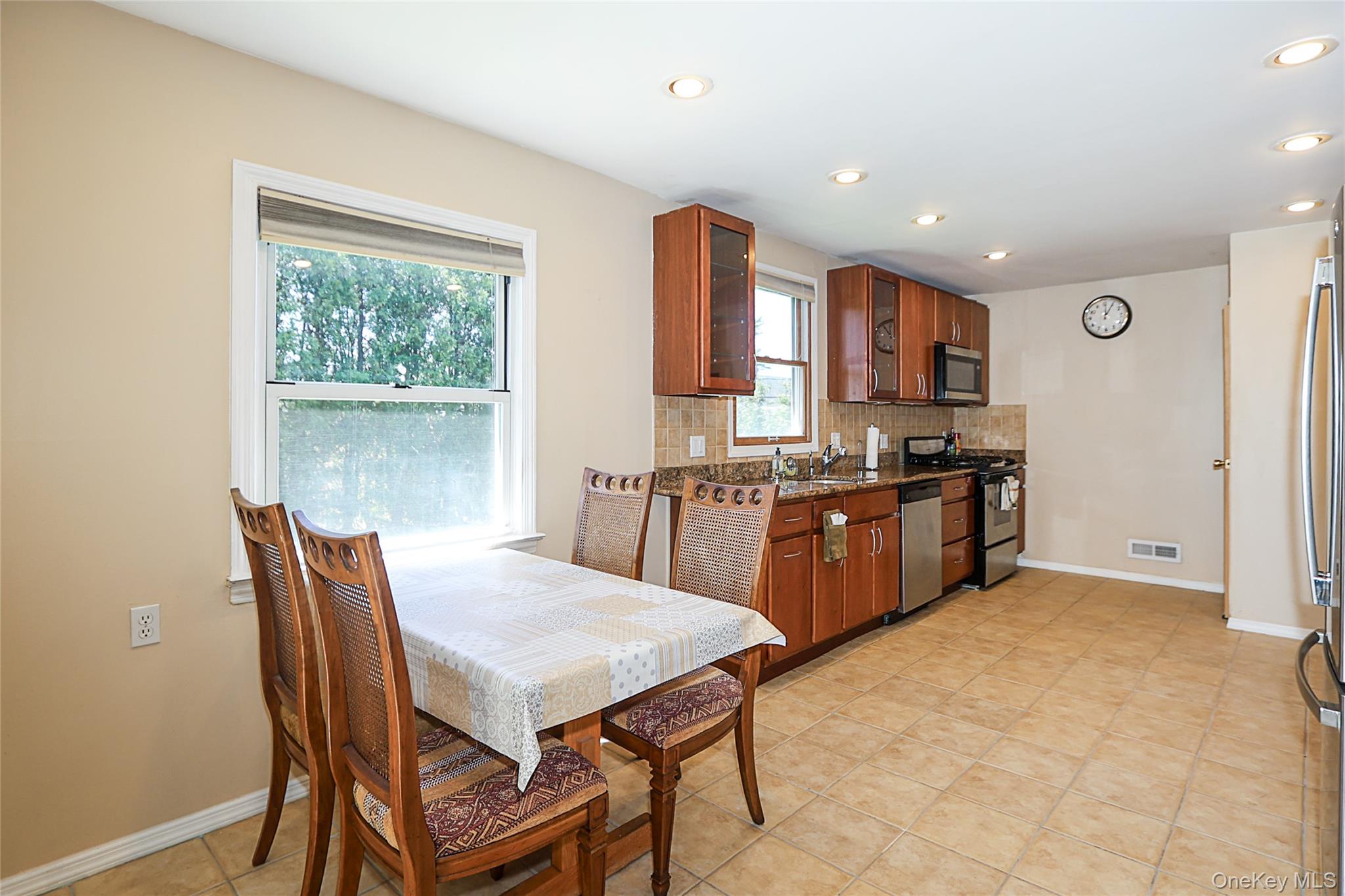 14 Bradford Road Plainview, NY 11803 - Photo 18 of 32