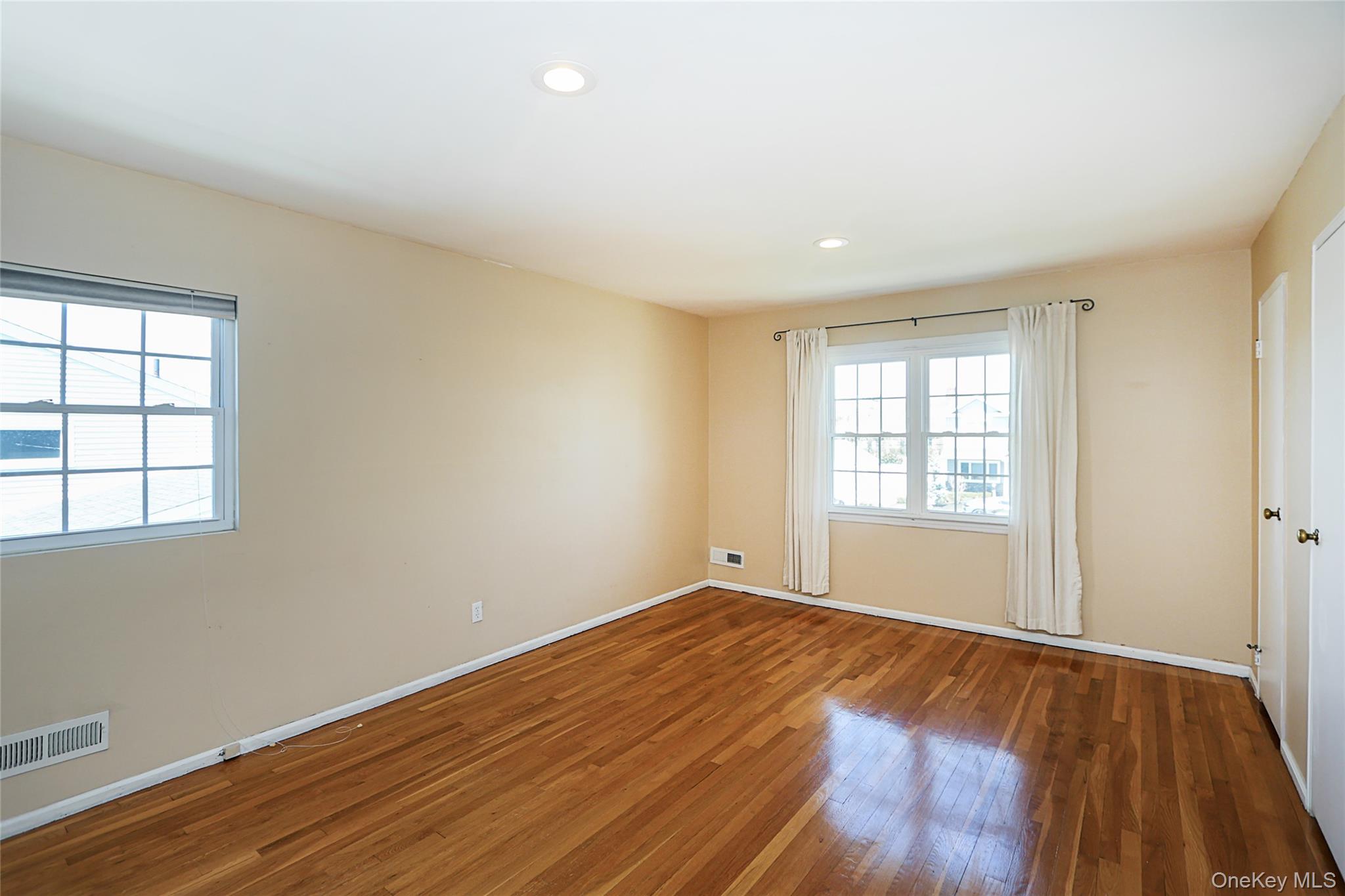 14 Bradford Road Plainview, NY 11803 - Photo 23 of 32