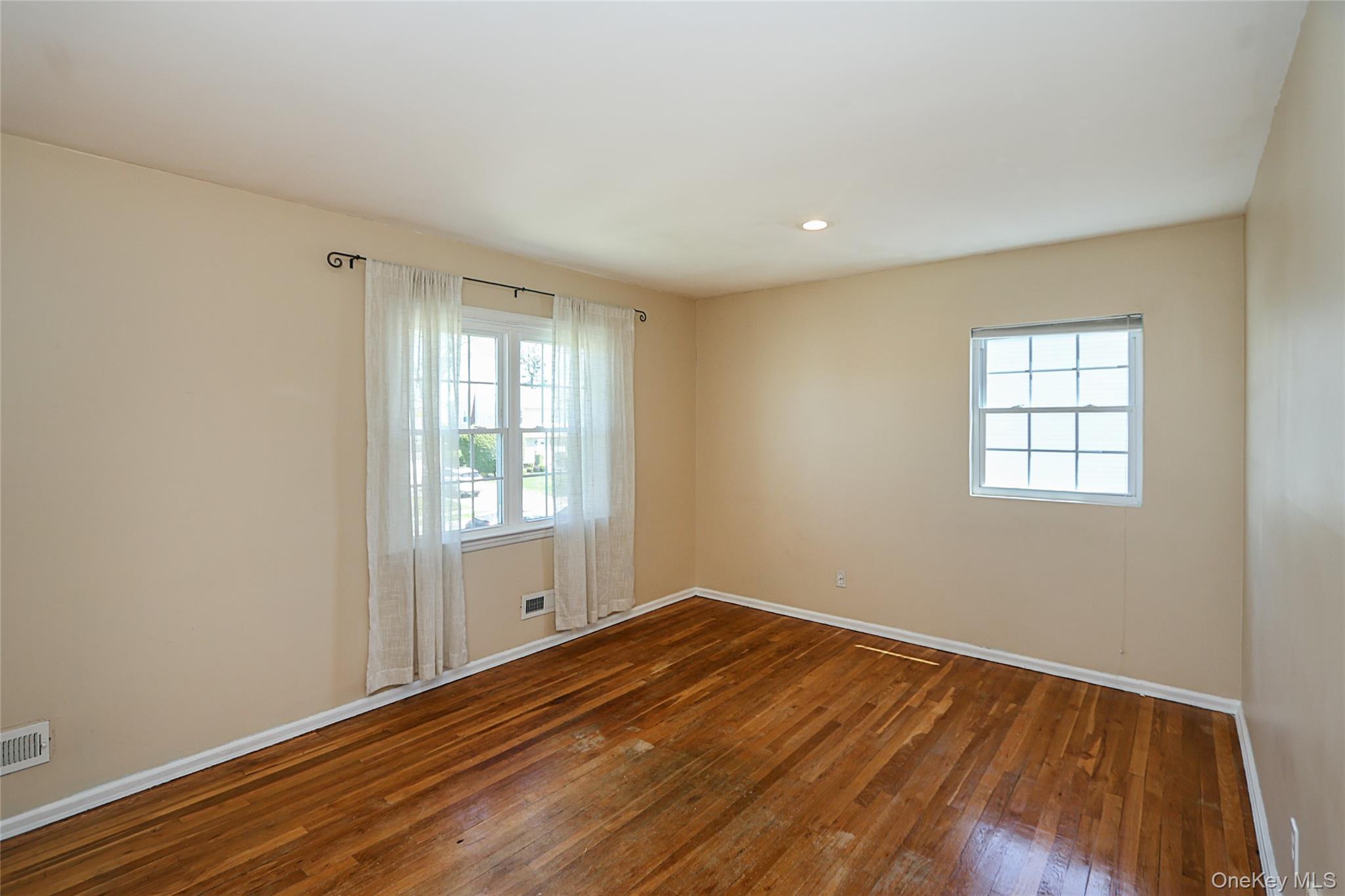 14 Bradford Road Plainview, NY 11803 - Photo 24 of 32