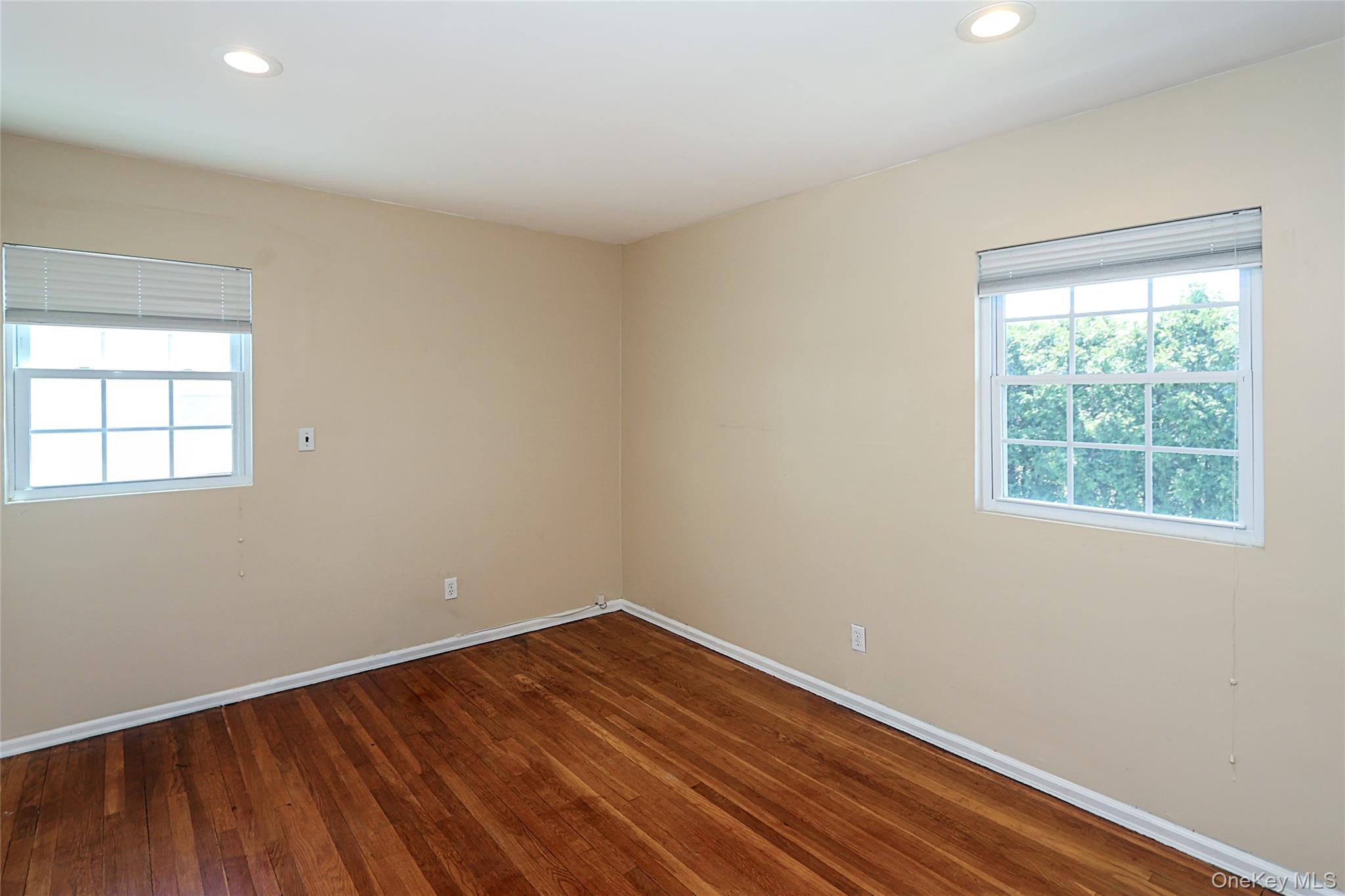14 Bradford Road Plainview, NY 11803 - Photo 25 of 32