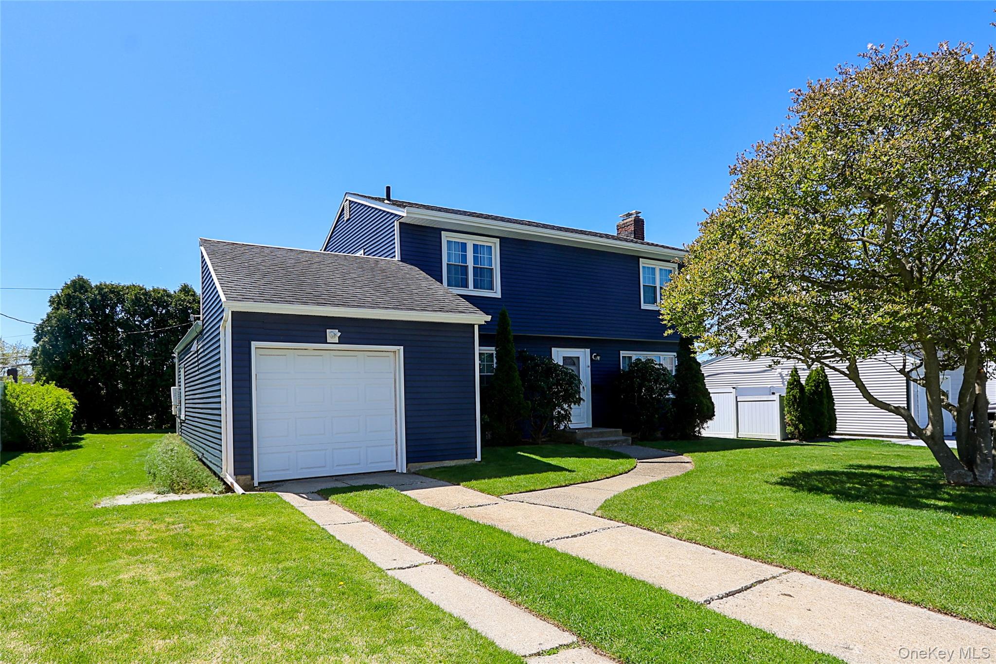14 Bradford Road Plainview, NY 11803 - Photo 3 of 32