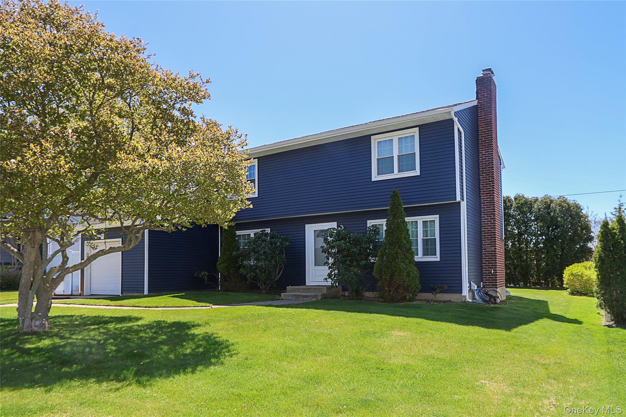 14 Bradford Road Plainview, NY 11803 - Photo 4 of 32