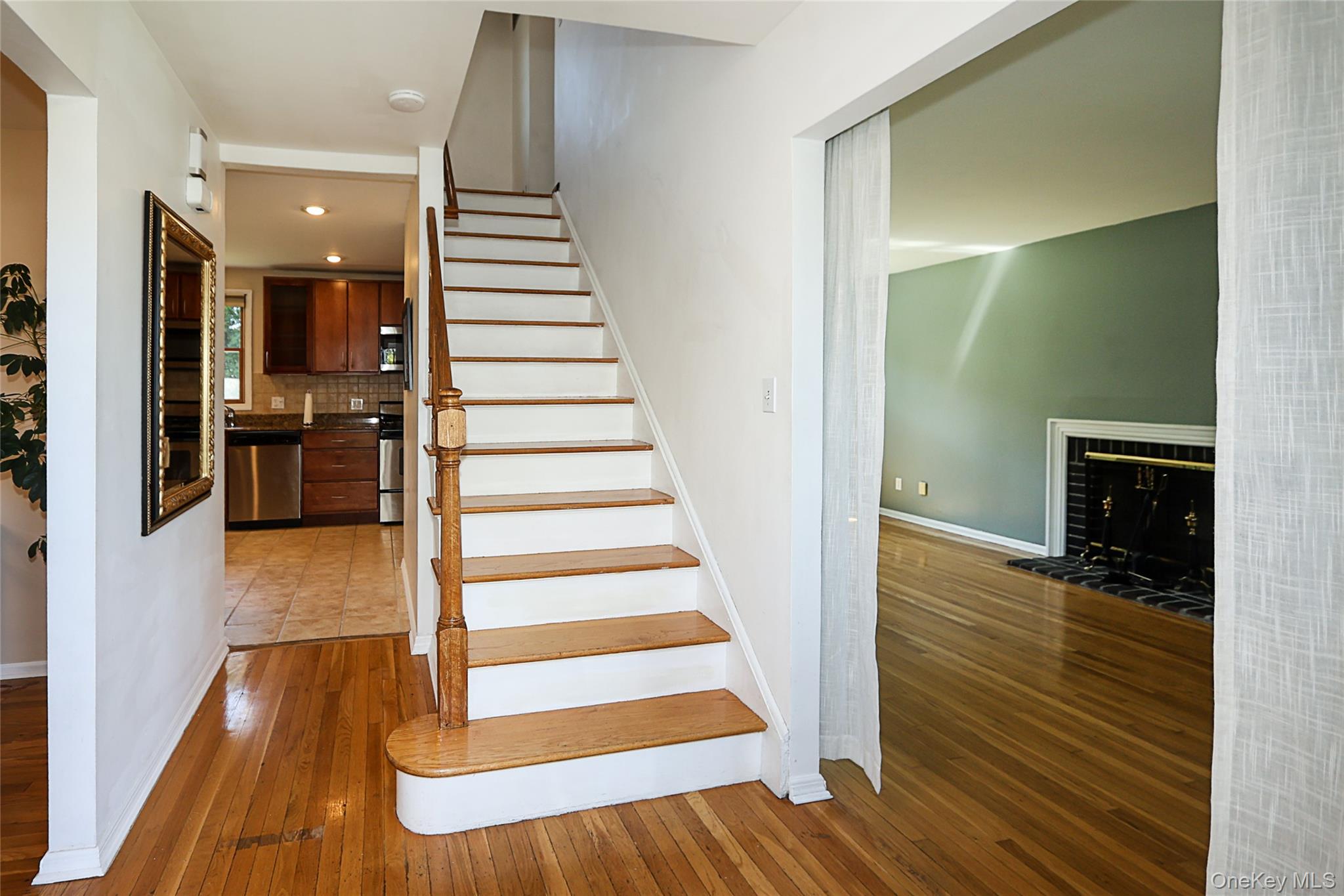 14 Bradford Road Plainview, NY 11803 - Photo 5 of 32