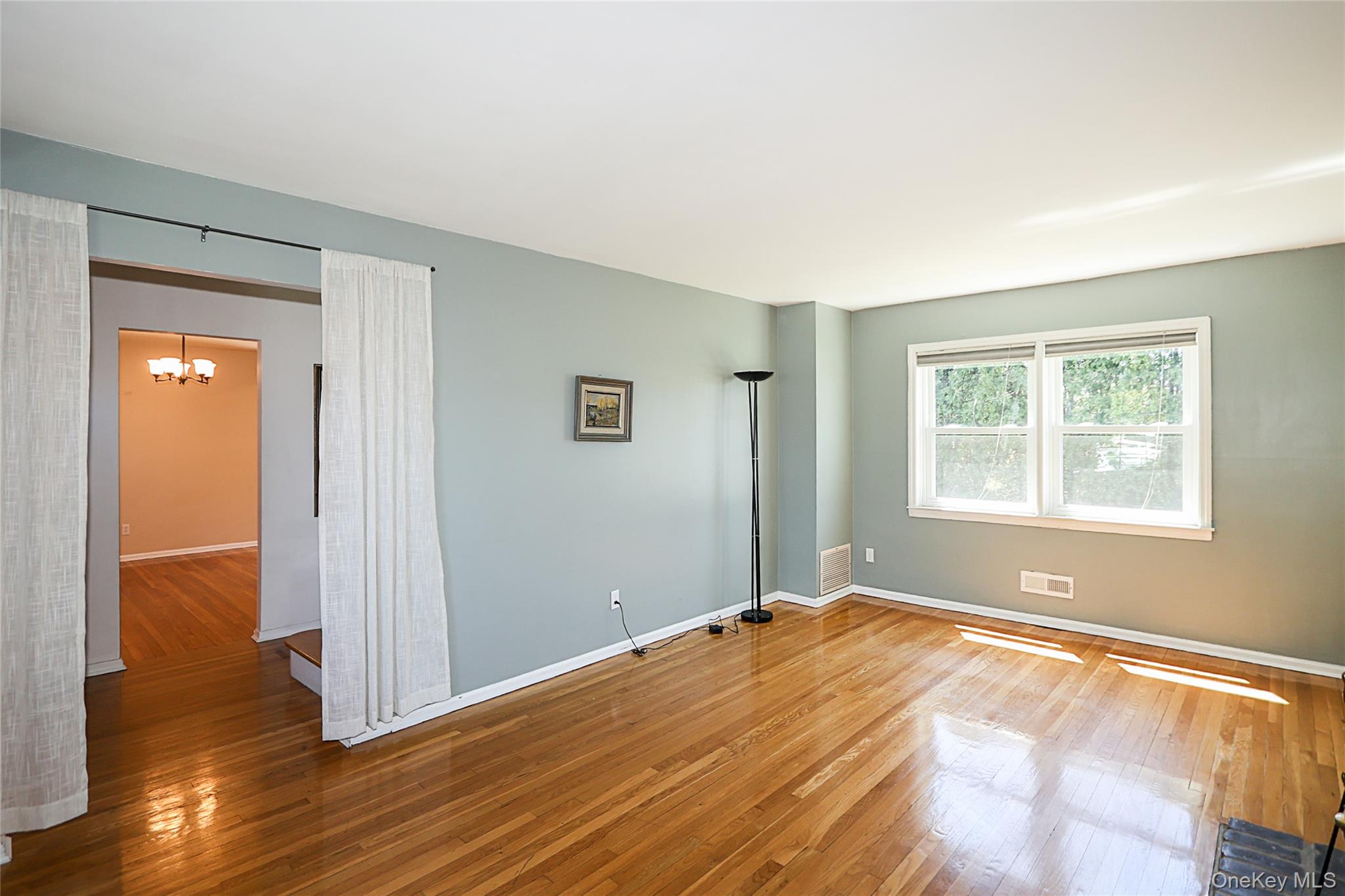 14 Bradford Road Plainview, NY 11803 - Photo 7 of 32