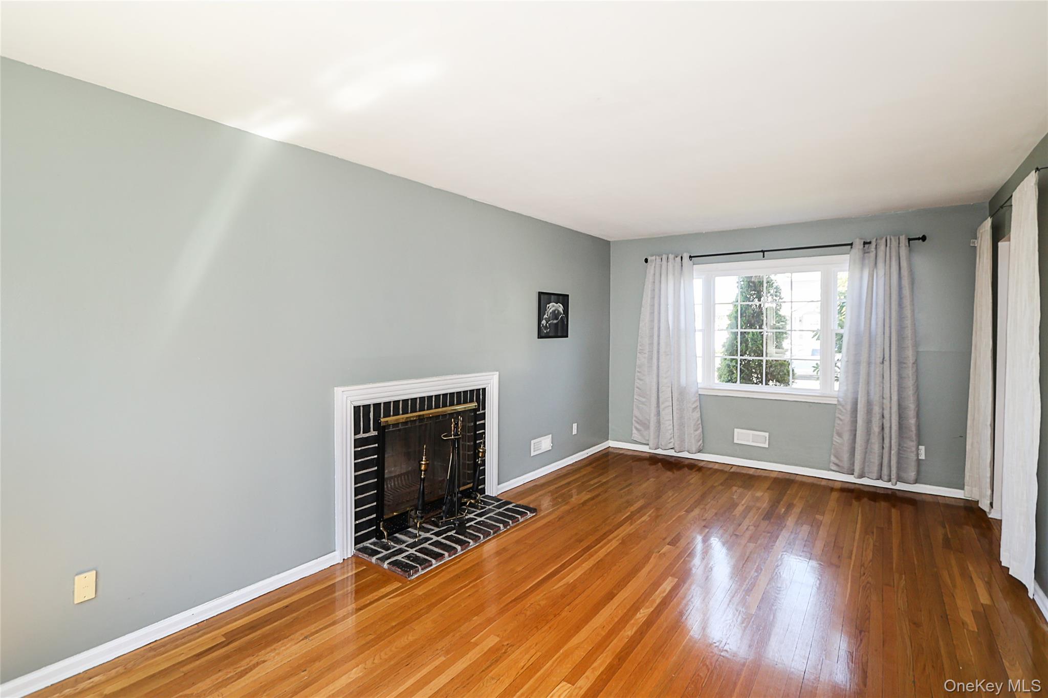 14 Bradford Road Plainview, NY 11803 - Photo 8 of 32