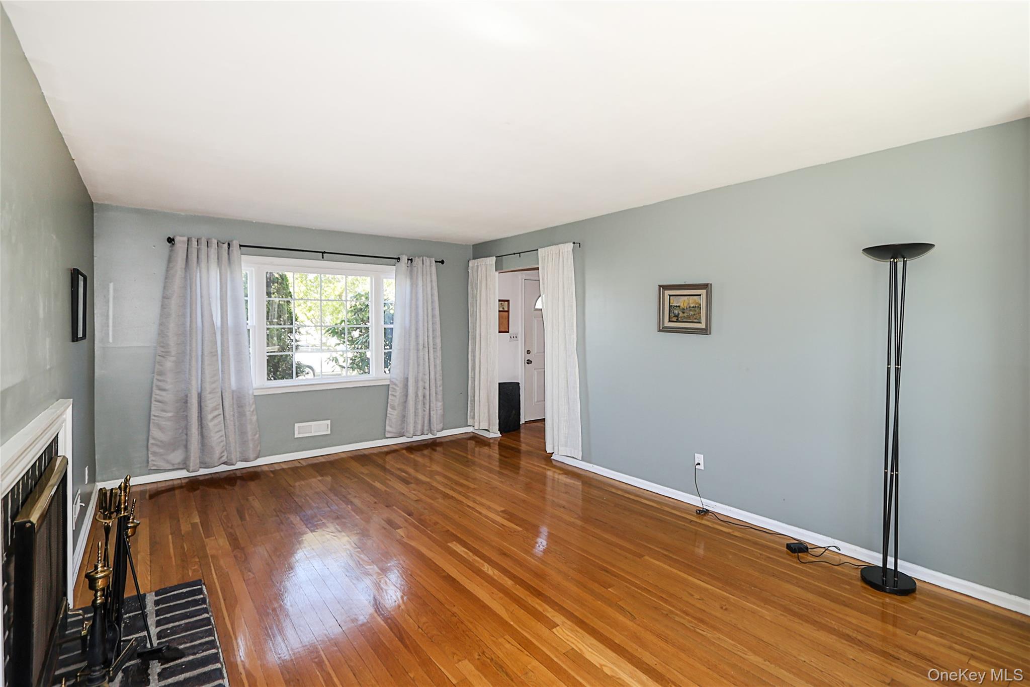 14 Bradford Road Plainview, NY 11803 - Photo 9 of 32