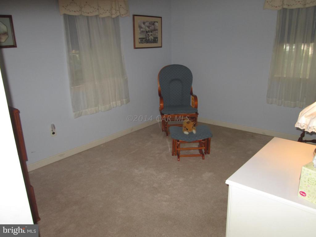165 Windjammer Road Berlin, MD 21811 - Photo 15 of 26 a living room with furniture