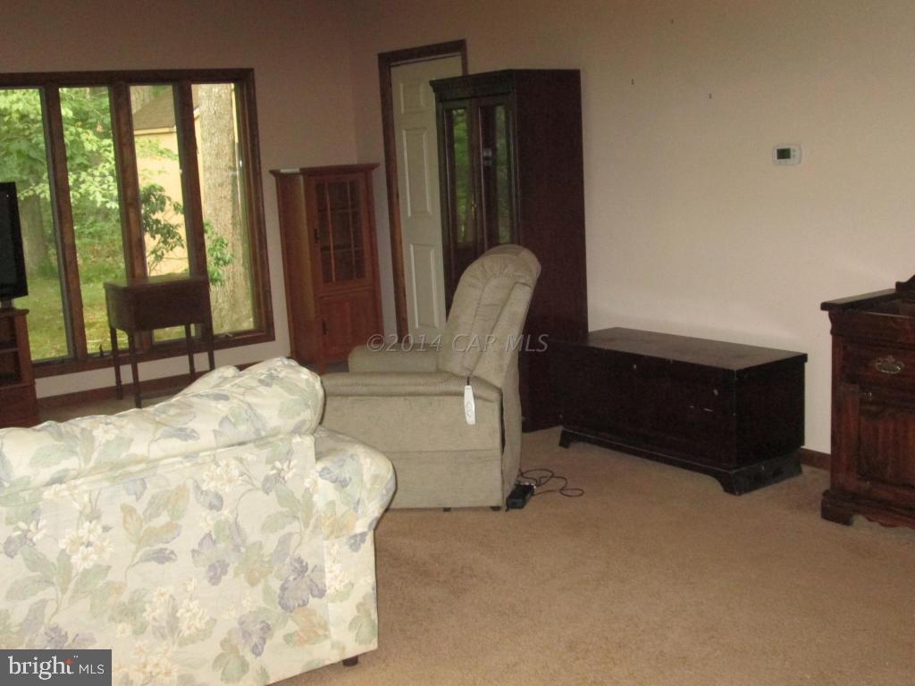 165 Windjammer Road Berlin, MD 21811 - Photo 8 of 26 a living room with furniture