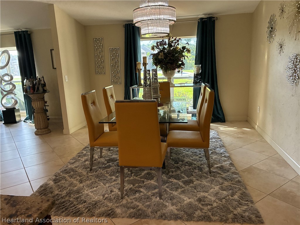 3800 Par Road Sebring, FL 33872 - Photo 10 of 33 a living room with furniture and a chandelier