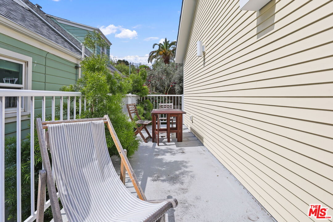 652 Kensington Road, Unit B Santa Monica, CA 90405 - Photo 11 of 15 a balcony with chairs