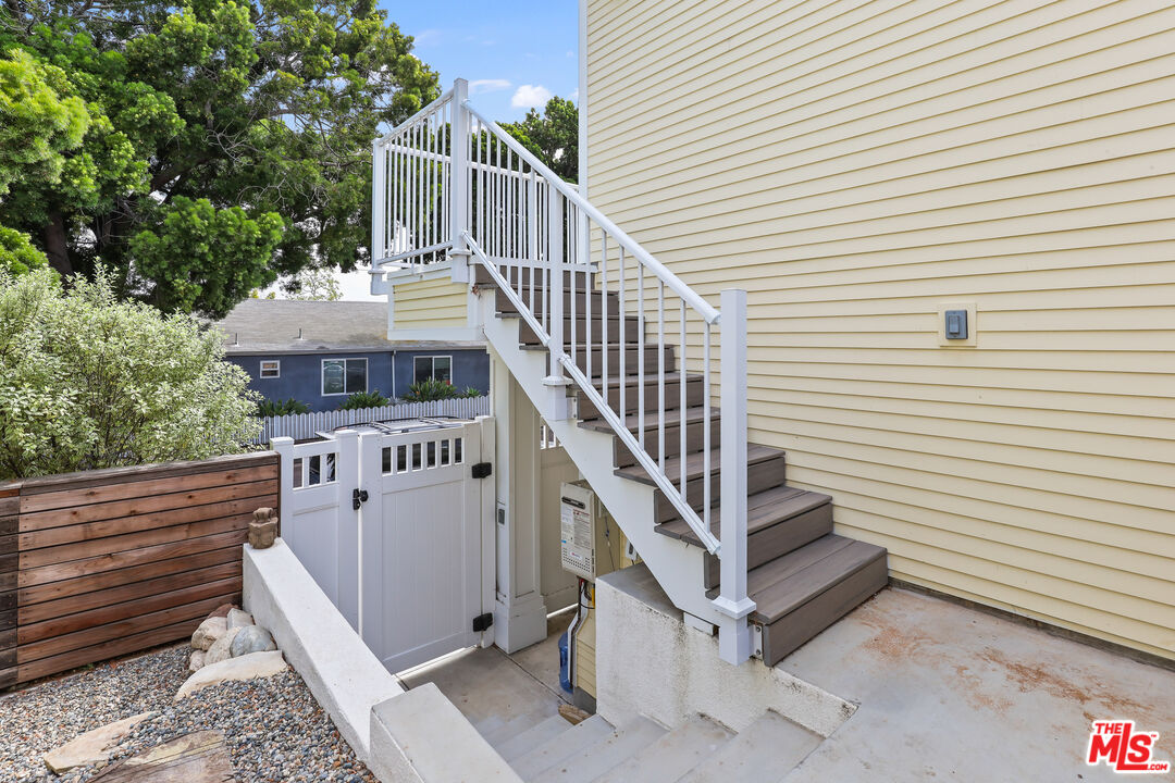 652 Kensington Road, Unit B Santa Monica, CA 90405 - Photo 13 of 15 a view of a house with wooden deck