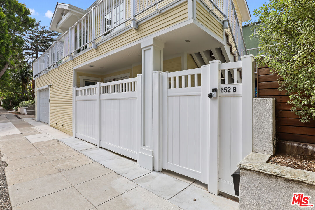 652 Kensington Road, Unit B Santa Monica, CA 90405 - Photo 14 of 15 a view of a front door of the house