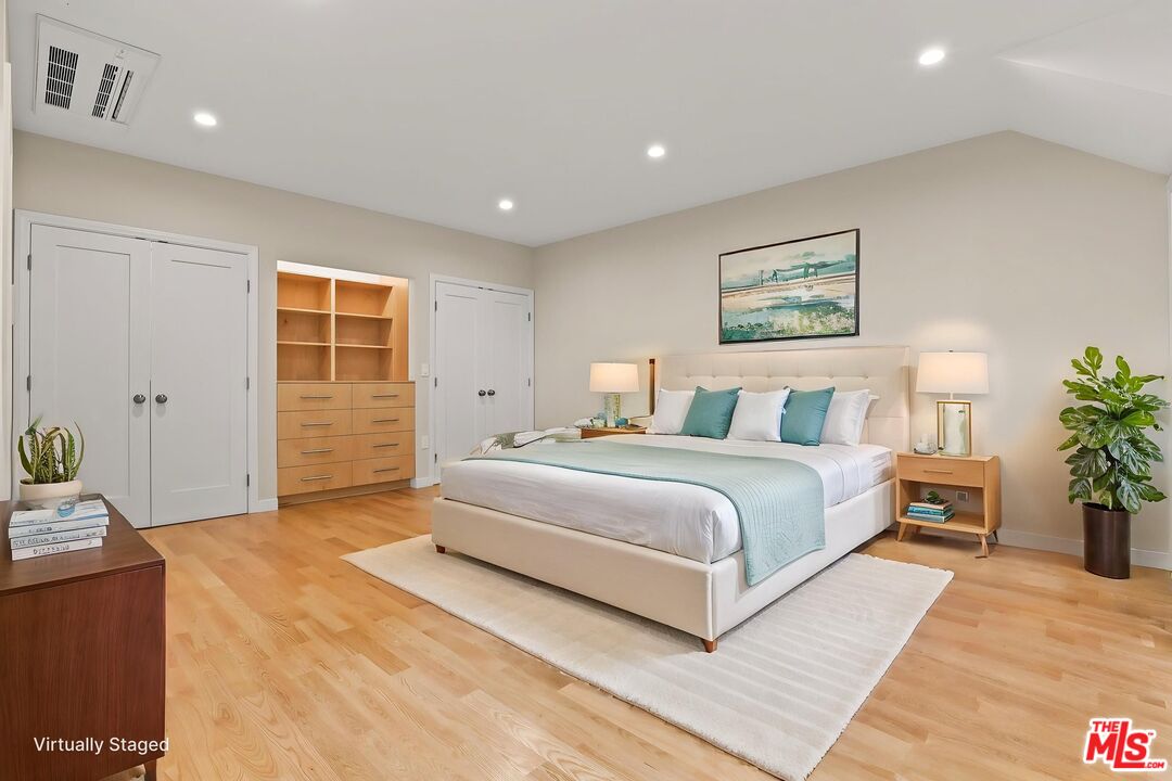 652 Kensington Road, Unit B Santa Monica, CA 90405 - Photo 7 of 15 a bedroom with a large bed and a potted plant