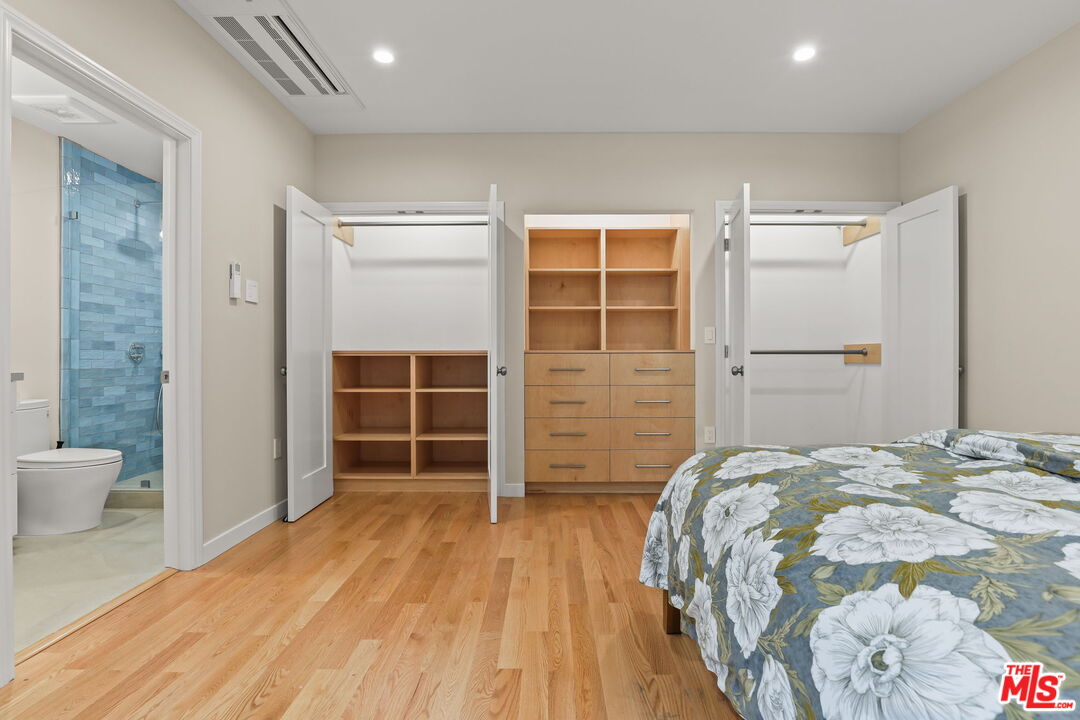 652 Kensington Road, Unit B Santa Monica, CA 90405 - Photo 8 of 15 a bedroom with a bed and a bathroom