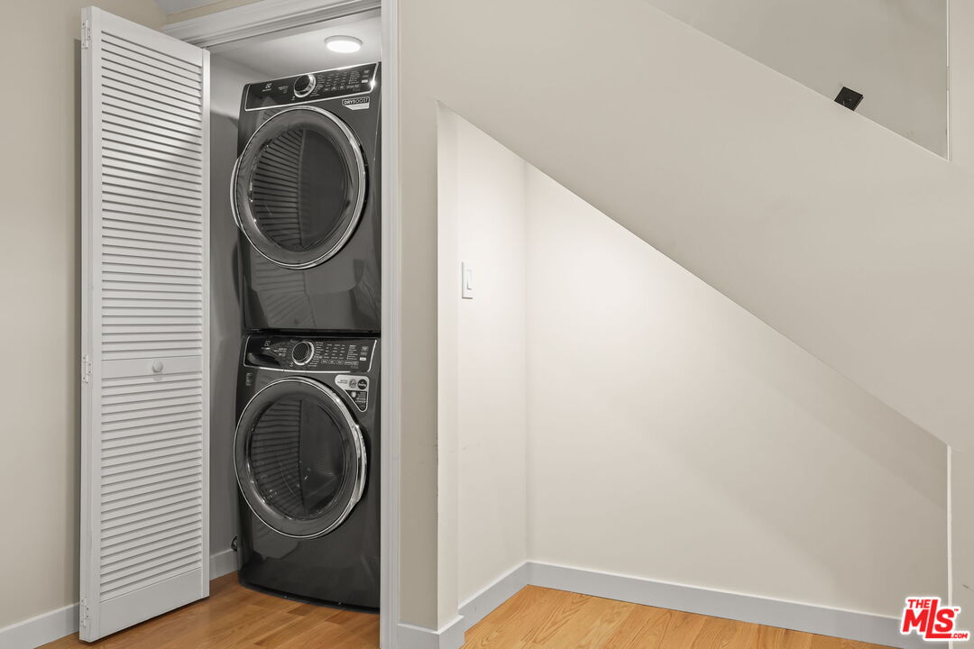 652 Kensington Road, Unit B Santa Monica, CA 90405 - Photo 10 of 15 a view of a hallway with washer and dryer