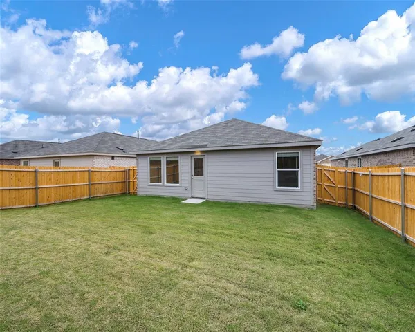 a view of a yard with a house